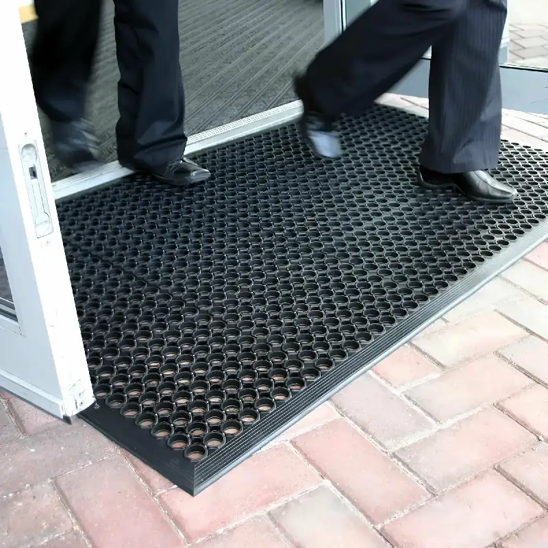 Heavy duty entrance mat with drainage