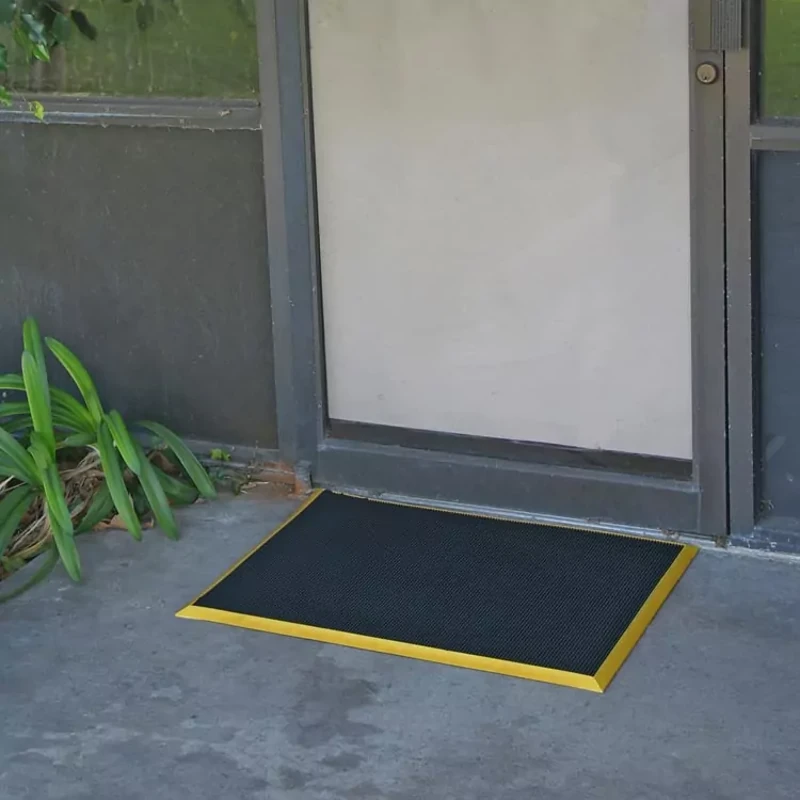 Outdoor rubber door mat safety border